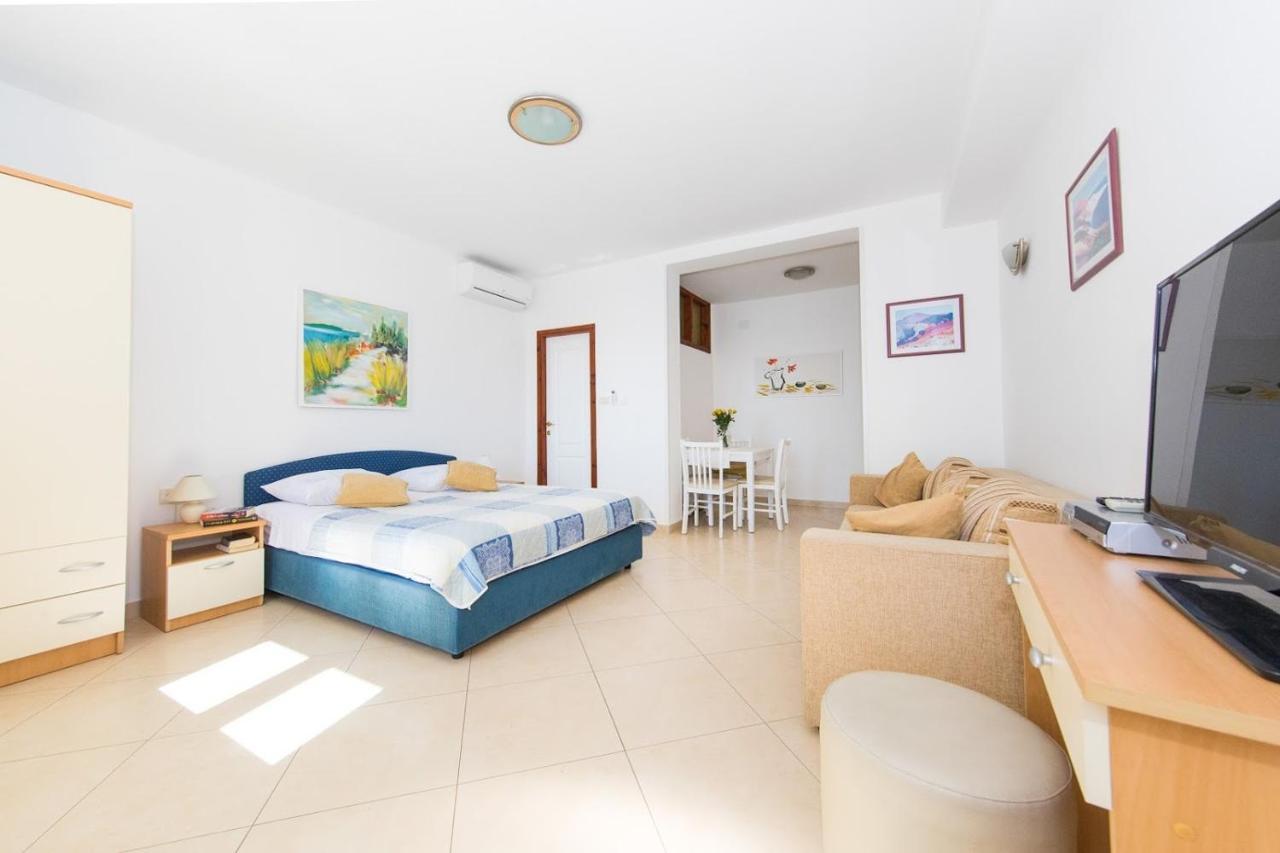 Lacroma Apartment *
