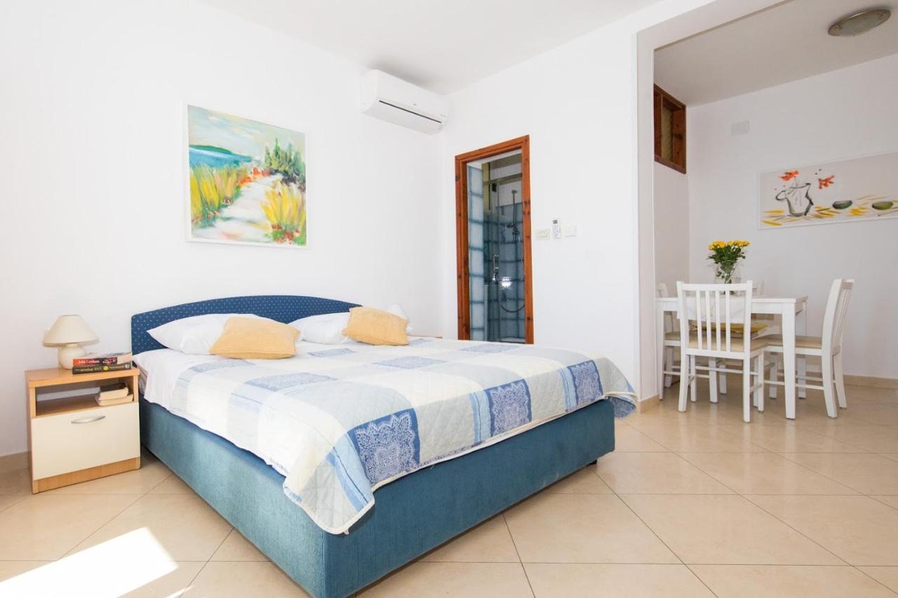 Lacroma Apartment