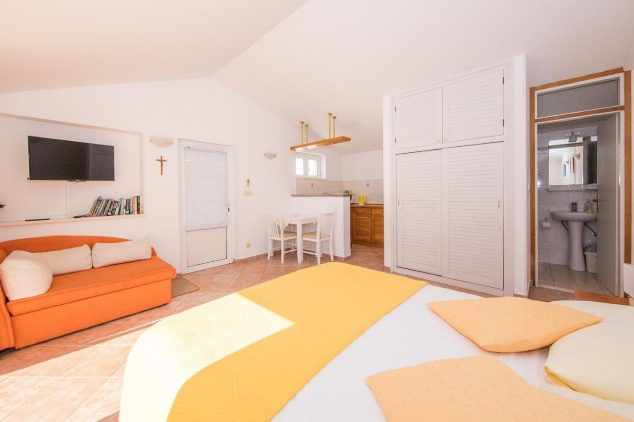 Apartment Lacroma *