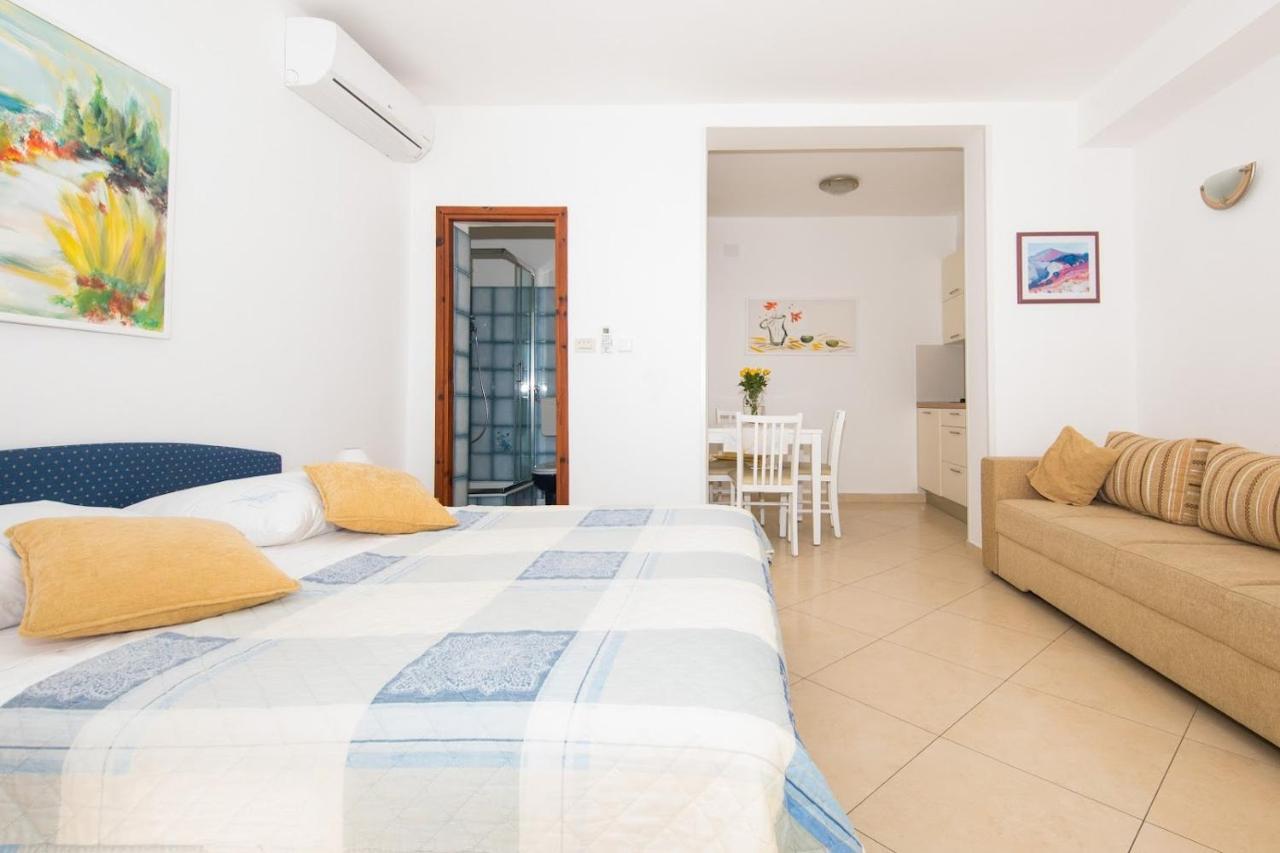 Lacroma Apartment *