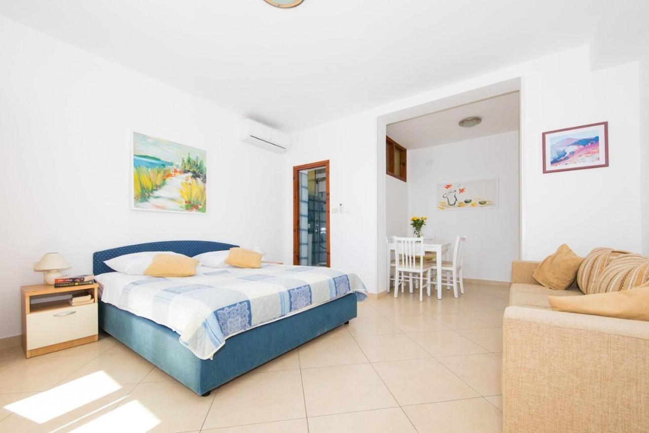 Lacroma Apartment