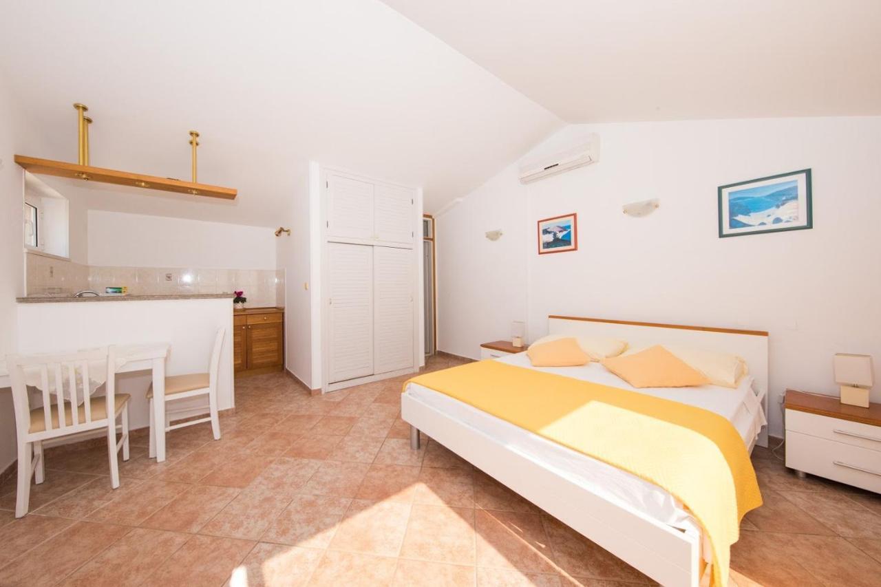 Lacroma Apartment *